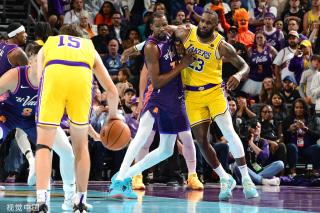 尼在篮球场 尼在篮球场